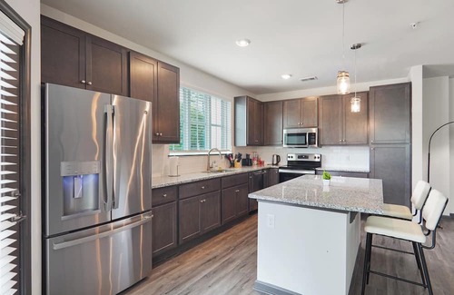 North Raleigh Apartamento | Luxe King 3BR Suite in North Raleigh