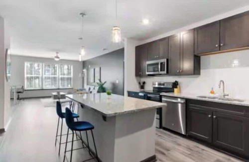 North Raleigh Apartamento | Luxe King 2BR Suite in North Raleigh