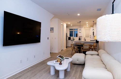 Guasti Apartamento | Near ONT Modern Designer Stay Bright Chic Spacious