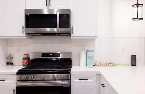 Guasti Apartamento | Near ONT Modern Designer Stay Bright Chic Spacious