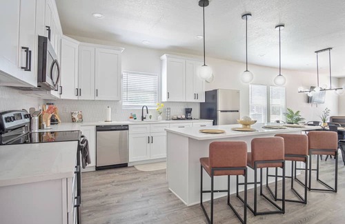 Eastside Promise Neighborhood Cabaña | Generous 5br/3ba Haven Close to Alamo & Riverwalk!
