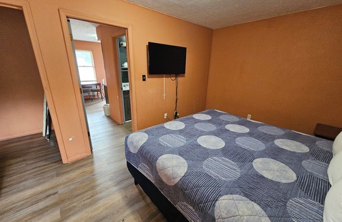 Hendron Hotel | Travelers Inn and Suites