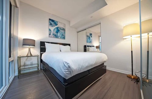 North York Apartamento | RivetStays - The Westmount Suites