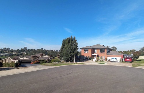 Drouin Casa | Cosy Spacious Hill Holiday Home