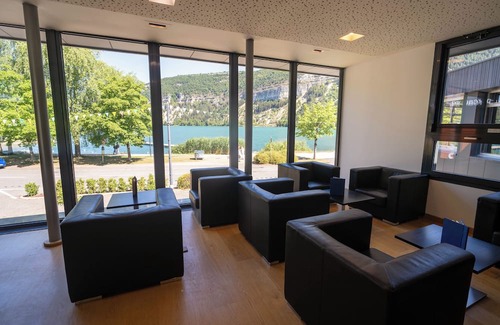 Nantua Hotel | Logis Hotel L'Embarcadère