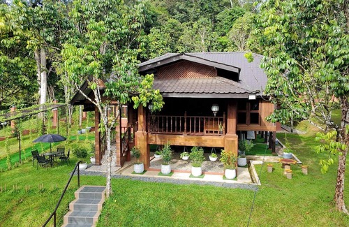 Kampung Besar Cabaña | Charming Nature Kampung Home for Family Getaways