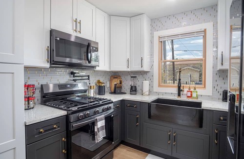 Eastside Promise Neighborhood Casa | Stylish Stay With Unforgettable Downtown Views!