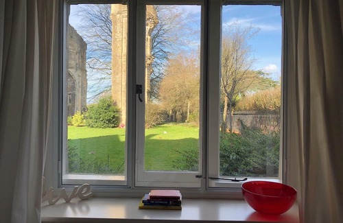 Malmesbury Casa | Cosy Cottage Over Malmesbury Abbey