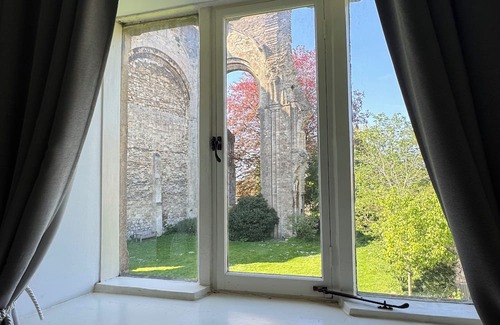 Malmesbury Casa | Cosy Cottage Over Malmesbury Abbey