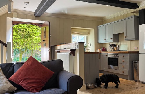 Malmesbury Casa | Cosy Cottage Over Malmesbury Abbey