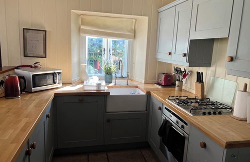 Malmesbury Casa | Cosy Cottage Over Malmesbury Abbey