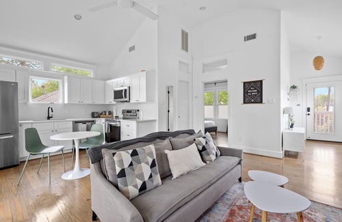 Northside Apartamento | Wonderful Getaway 1BR with Balcony Views