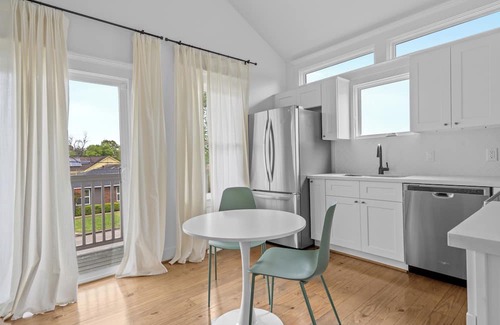Northside Apartamento | Wonderful Getaway 1BR with Balcony Views