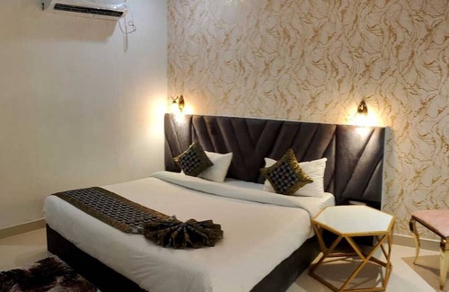 Varanasi Hotel | Hotel The Pinaki stay