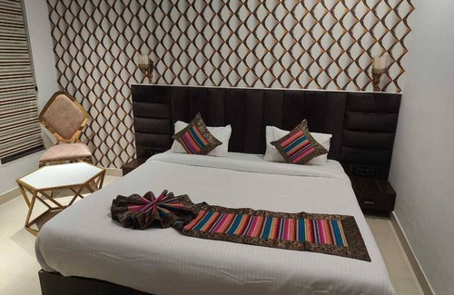 Varanasi Hotel | Hotel The Pinaki stay