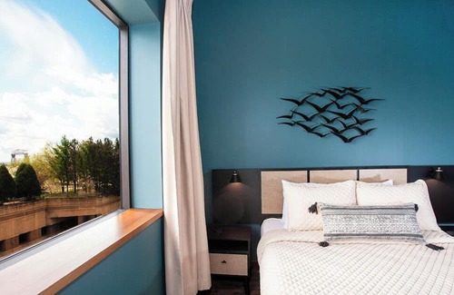 Downtown - Waterfront Hotel | The Intrepid
