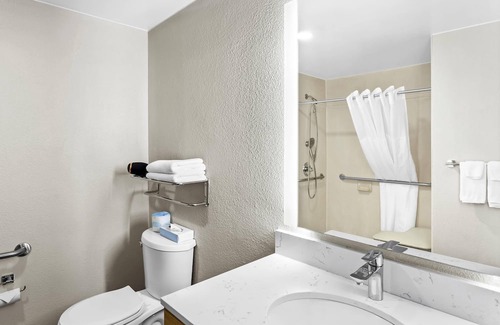 Charleston Hotel | Suburban Studios Charleston - Civic Center