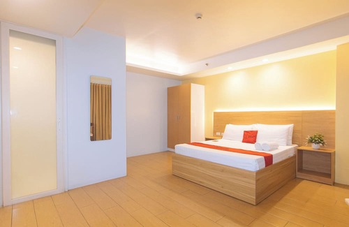 Bangkal Hotel | RedDoorz at LuxeLite Suites Makati