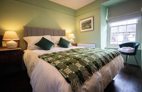 Llangadog Casa | Y Castell