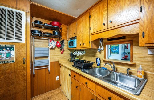 Big Island Casa | The Groovy Getaway close to James River - Trails