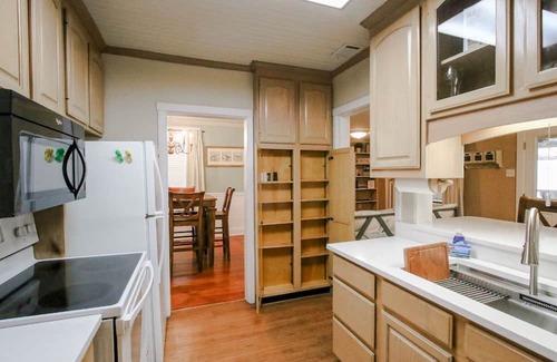 Richmond Hill Casa | Charming cottage with room for 6. Fenced backyard and covered parking.