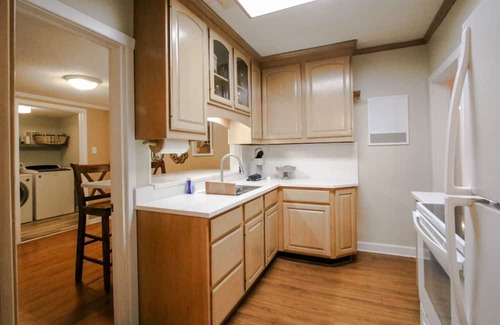 Richmond Hill Casa | Charming cottage with room for 6. Fenced backyard and covered parking.