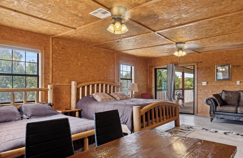 Mead Cabina | Lakeridge Lodge: Spacious Retreat for Celebrations, Groups & Gatherings