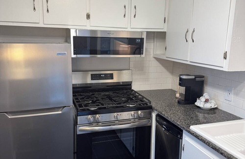 Downtown Omaha Apartamento | Charming newly furnished Midtown colonial 5 minutes from UNMC, UNO, Blackstone.