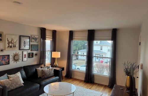 Downtown Omaha Apartamento | Charming newly furnished Midtown colonial 5 minutes from UNMC, UNO, Blackstone.