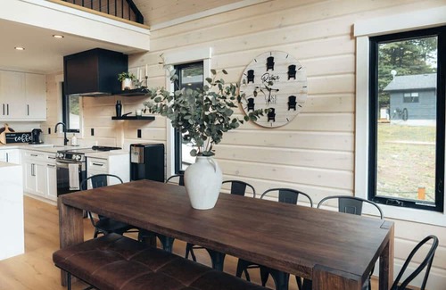 Dysart et al Cabaña | Spacious 5-bedrm luxury lake house in Haliburton with sauna, wifi, 2nd cottage +