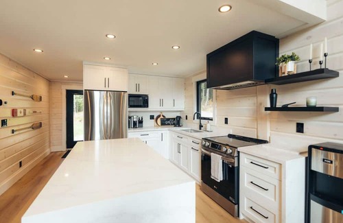 Dysart et al Cabaña | Spacious 5-bedrm luxury lake house in Haliburton with sauna, wifi, 2nd cottage +