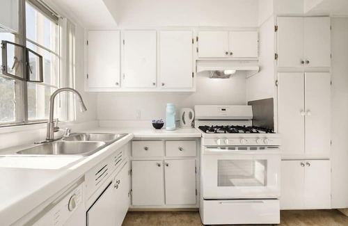 La Brea Casa | Cozy 2BR Private Condo in West LA