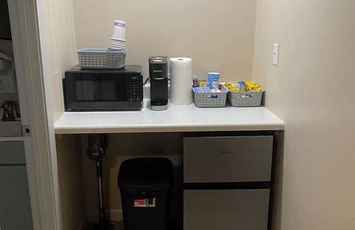 Brinkley Cama Y Desayuno | Pawpaw's Cozy Comfy Studio-Unit A. Pet Friendly
