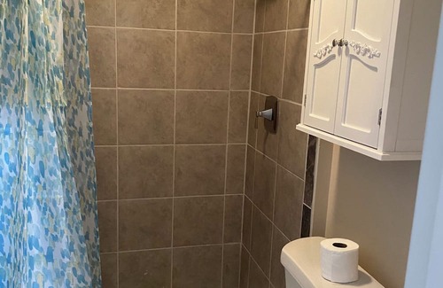 Brinkley Cama Y Desayuno | Pawpaw's Cozy Comfy Studio-Unit A. Pet Friendly