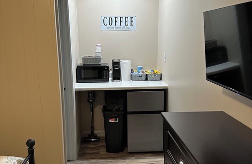 Brinkley Cama Y Desayuno | Pawpaw's Cozy Comfy Studio-Unit A. Pet Friendly