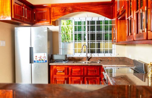 West Gate Hills Casa | Charming 4-bedroom house with AC and WiFi in superb Montego Bay