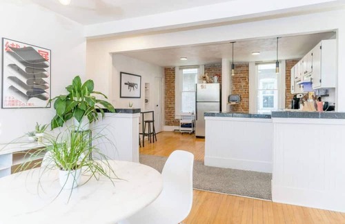 City Park Apartamento | Stylish Uptown Retreat - 2BR with Sunroom/Office and Movie Room