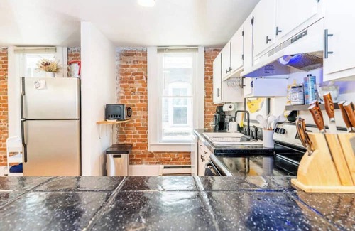 City Park Apartamento | Stylish Uptown Retreat - 2BR with Sunroom/Office and Movie Room
