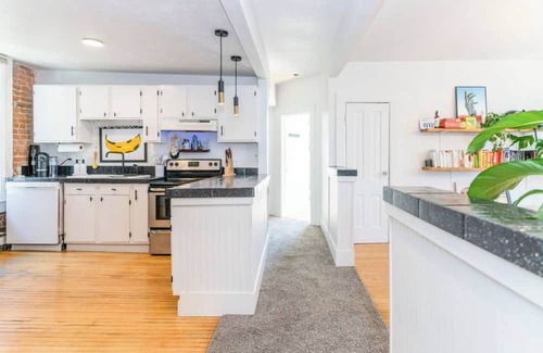 City Park Apartamento | Stylish Uptown Retreat - 2BR with Sunroom/Office and Movie Room