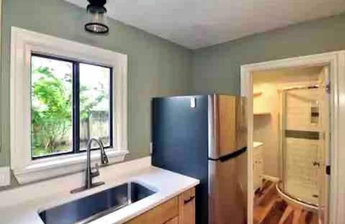 Franklin to the Fort Casa | Little White Cottage : Fenced Yard : 2 BD