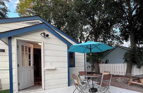Franklin to the Fort Casa | Little White Cottage : Fenced Yard : 2 BD