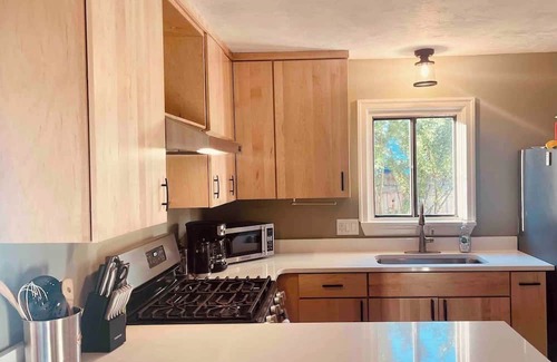 Franklin to the Fort Casa | Little White Cottage : Fenced Yard : 2 BD