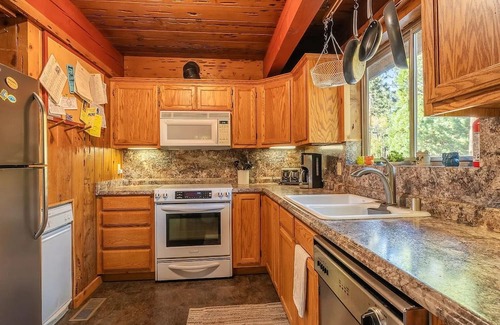 Tahoe Sierra Estates Cabina | Central 3 BR Cabin with Private Beach - Tahoe City