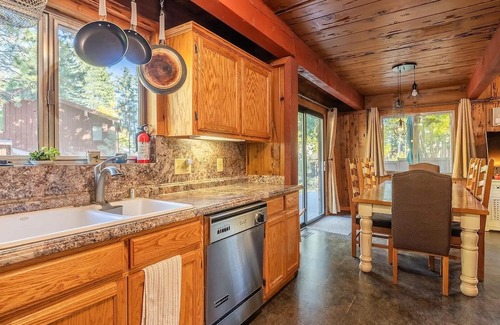 Tahoe Sierra Estates Cabina | Central 3 BR Cabin with Private Beach - Tahoe City