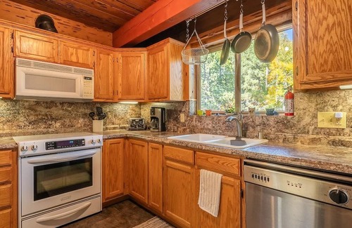 Tahoe Sierra Estates Cabina | Central 3 BR Cabin with Private Beach - Tahoe City