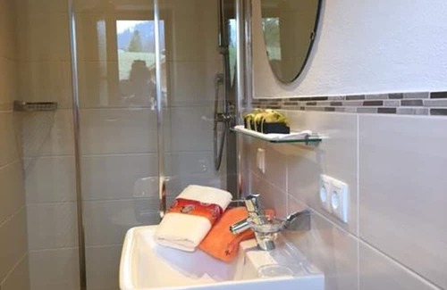 Wallgau Apartamento | "No. 5" double room with shower, WC - Neuner, Gästehaus Ulrich