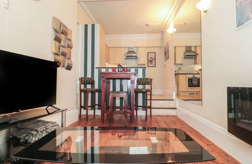 Bristol Cabaña | 5 OLD CITY CHAMBERS, pet friendly in Bristol