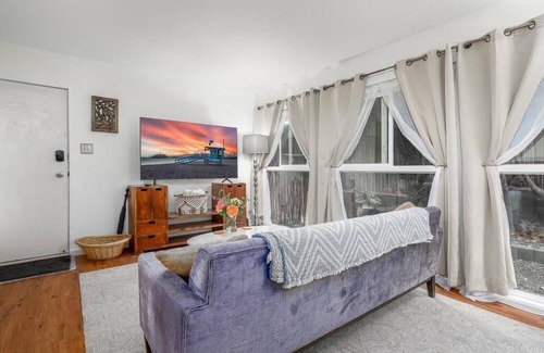 Sunset Park Apartamento | Santa Monica Beach Retreat - Off street parking and walkable to everything!