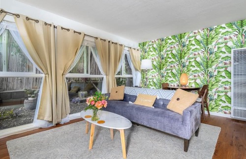 Sunset Park Apartamento | Santa Monica Beach Retreat - Off street parking and walkable to everything!
