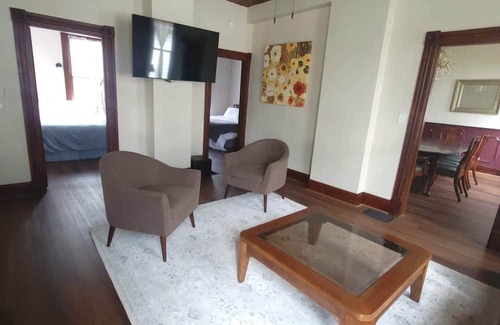 Hamilton Casa | Charming 4-bedroom house with AC and WiFi in Hamilton